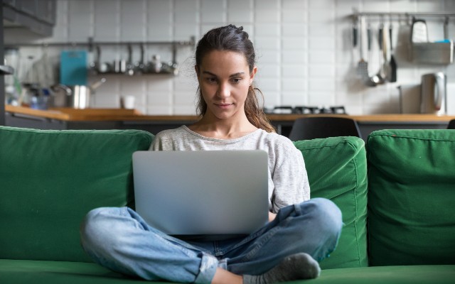 kursus i at sætte komma Kvinde til webinar om at sætte dansk komma